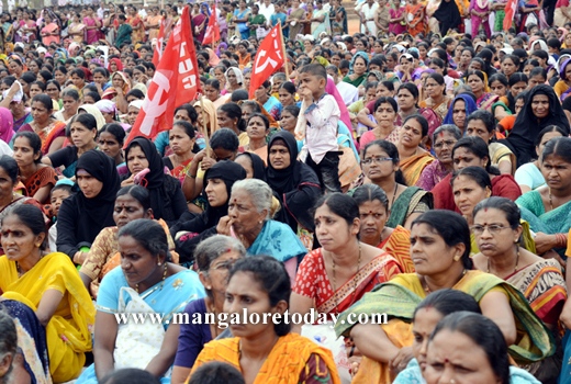 Beedi workers take out massive rally 1